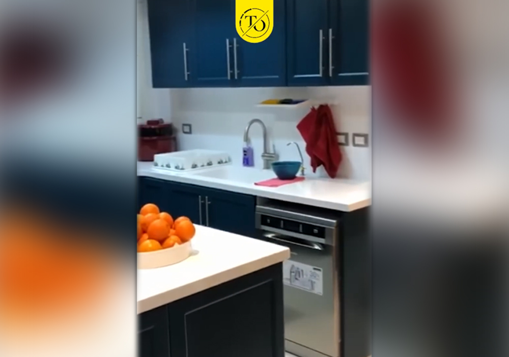 نتيجة مبهرة لدمج خشب الآرو “من أفضل أنواع الخشب” مع اللون الأزرق في تصميم رائع.