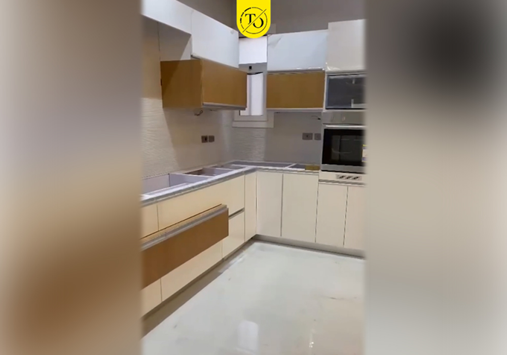 اخر أعمالنا لمطبخ جمع تناغم اللون الأبيض والخشبي.🤩